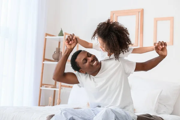 Retrato Del Feliz Padre Afroamericano Hijita Casa —  Fotos de Stock