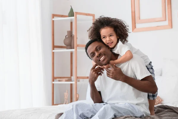 Portrait Happy African American Father His Little Daughter Home — Stock Photo, Image