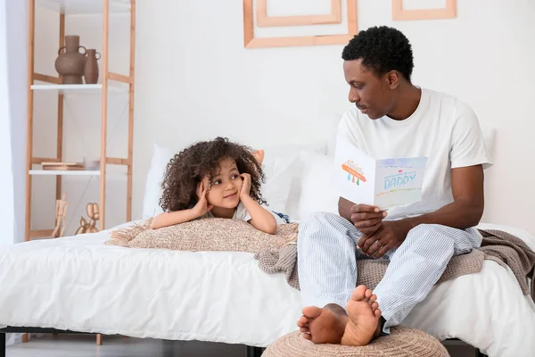 Schattig Afrikaans Amerikaans Meisje Begroeten Haar Vader Vaderdag — Stockfoto