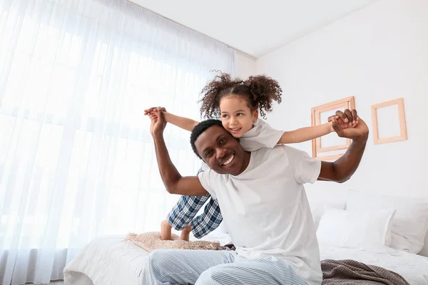 Feliz Padre Afroamericano Pequeña Hija Jugando Casa —  Fotos de Stock