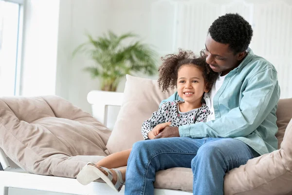 Retrato Del Feliz Padre Afroamericano Hijita Casa — Foto de Stock