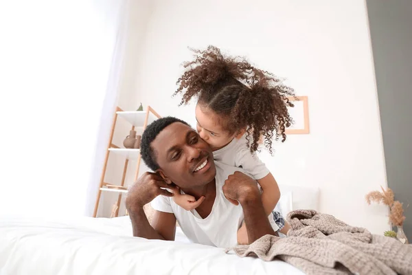 Портрет Счастливого Афроамериканского Отца Маленькой Дочери Дома — стоковое фото