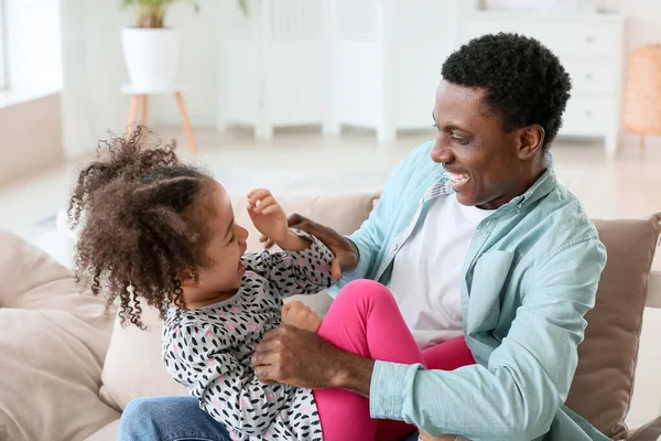 Portret Szczęśliwego Afroamerykanina Jego Córeczki Bawiącej Się Domu — Zdjęcie stockowe