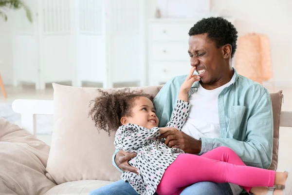 Retrato Del Feliz Padre Afroamericano Hijita Jugando Casa — Foto de Stock