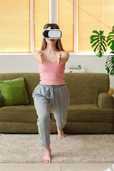 Спортивна Молода Жінка Віртуальною Реальністю Окулярах Тренування Вдома — стокове фото
