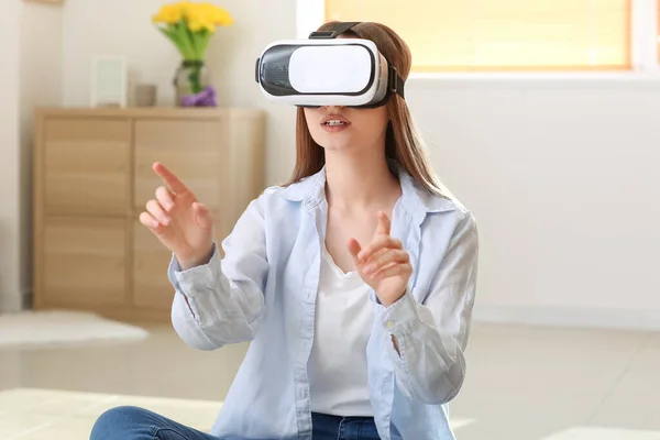 Young Woman Virtual Reality Glasses Home — Stock Photo, Image