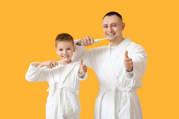 Vader Met Kleine Zoon Poetsen Tanden Duim Kleur Achtergrond — Stockfoto