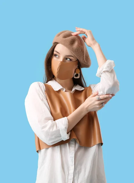 Μοντέρνα Νεαρή Γυναίκα Φορώντας Μάσκα Στο Φόντο Χρώμα — Φωτογραφία Αρχείου