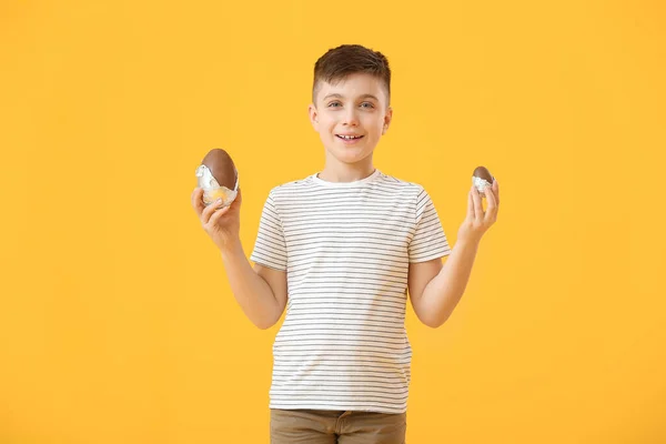 Söt Liten Pojke Med Choklad Påsk Ägg Färg Bakgrund — Stockfoto