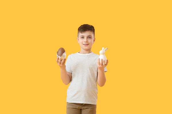 Menino Bonito Com Ovo Páscoa Chocolate Estatueta Coelho Fundo Cor — Fotografia de Stock