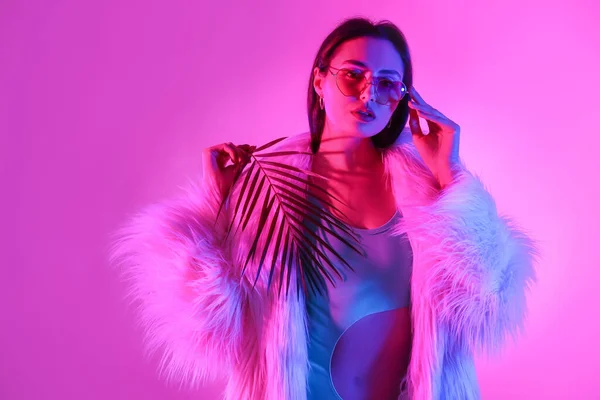 Retrato Tonificado Una Hermosa Joven Con Hoja Tropical Sobre Fondo —  Fotos de Stock