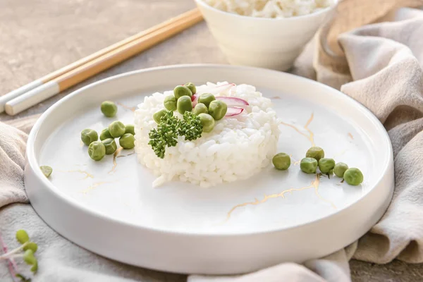 おいしいご飯とプレート 緑のエンドウ豆と大根の背景 クローズアップ — ストック写真