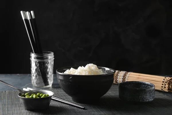 Tigela Com Arroz Saboroso Fundo Escuro — Fotografia de Stock