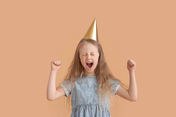Screaming Μικρό Κορίτσι Κόμμα Καπέλο Στο Φόντο Χρώμα — Φωτογραφία Αρχείου