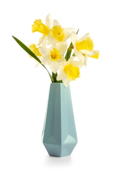 白い背景に美しい水仙と花瓶 — ストック写真