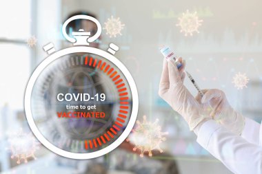 Klinikte kovid 19 'a karşı aşı yapan doktor.
