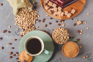 Gri arka planda kahve ve fasulye karışımı.