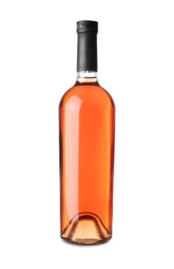 Beyaz arka planda bir şişe şarap.