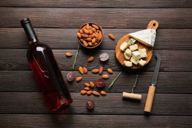 Ahşap zemin üzerinde şarap şişesi olan kompozisyon