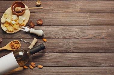 Ahşap zemin üzerinde şarap şişesi olan kompozisyon