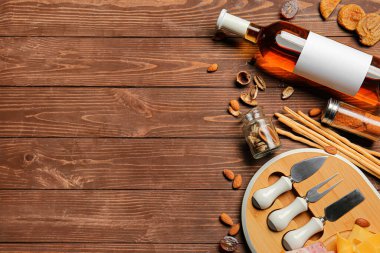 Ahşap zemin üzerinde şarap şişesi olan kompozisyon