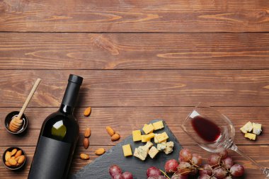 Ahşap zemin üzerinde şarap şişesi olan kompozisyon