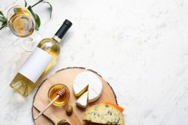 Arka planda şarap şişesi olan kompozisyon