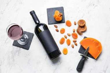 Arka planda şarap şişesi olan kompozisyon