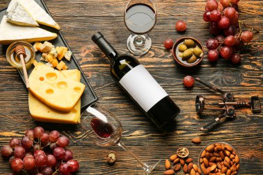 Ahşap zemin üzerinde şarap şişesi olan kompozisyon