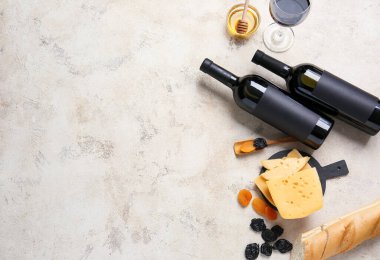 Arka planda şarap şişeleri olan kompozisyon