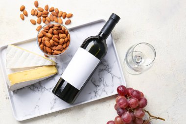 Arka planda şarap şişesi olan kompozisyon