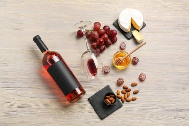 Ahşap zemin üzerinde şarap şişesi olan kompozisyon