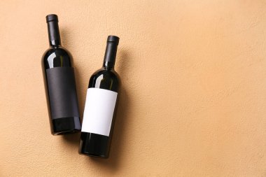 Renkli arka planda şarap şişeleri