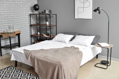 Modern şık yatak odasının içi.