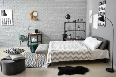 Modern şık yatak odasının içi.