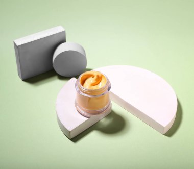 Renk arkaplanında kozmetik kil kavanozu olan kompozisyon