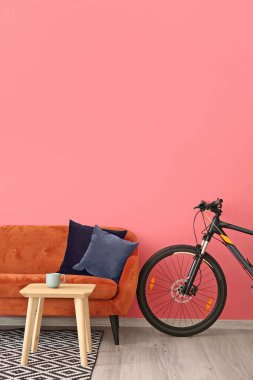 Masası ve renkli duvarı olan rahat bir kanepe.