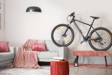 Şık bir oturma odasının içinde bisiklet.