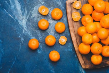 Renkli arkaplanda tatlı mandalinalı tepsi