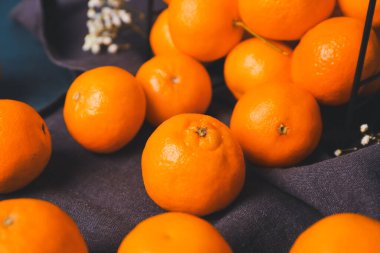 Tatlı mandalinalar masada, yakın plan.