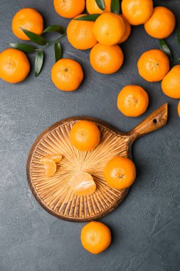 Koyu arkaplanda tatlı mandalinalı tahta