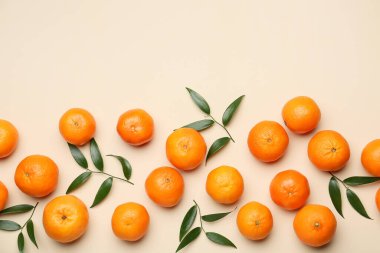 Tatlı mandalinalı kompozisyon ve renk arkaplanda yapraklar