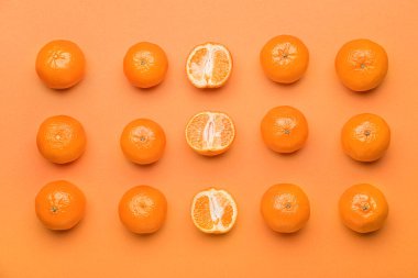 Renkli arkaplanda tatlı mandalinalar