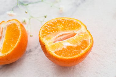 Hafif arkaplanda tatlı mandalinalar, yakın plan