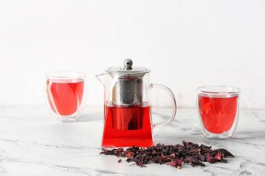 Çay, bardak ve kuru yapraklı çaydanlık.