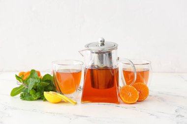 Sıcak çay, bardak, narenciye ve nane arkaplan.