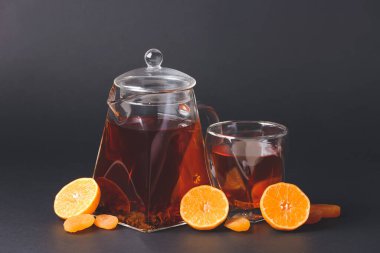 Çay, bardak ve portakallı çaydanlık.