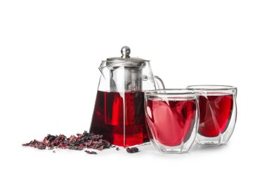 Çay, bardak ve kuru yapraklı çaydanlık.