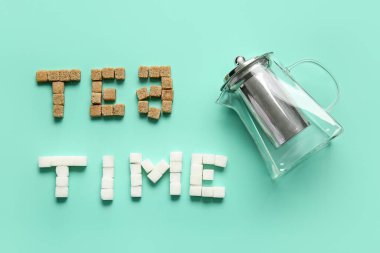 Çaydanlık ve metin TEA Time ile kompozisyon renk arkaplanındaki şeker küplerinden yapılmıştır