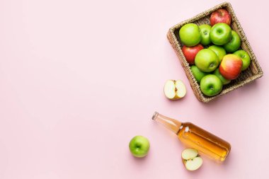 Renkli arka planda elma şarabı şişesiyle kompozisyon